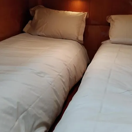 Botel Nuit De Reve Sur Bateau Folly II